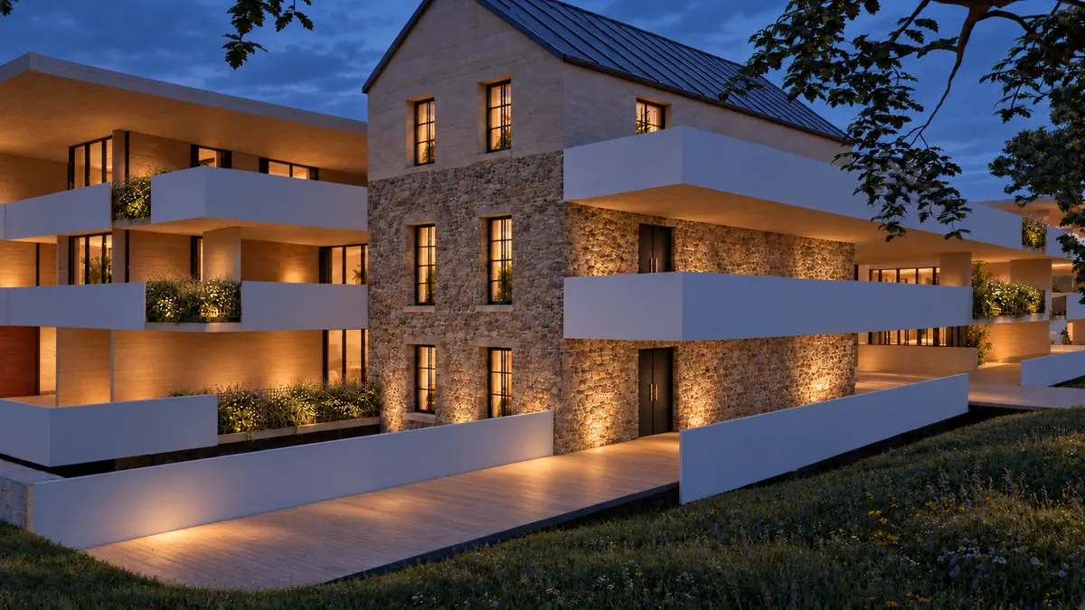 Der Bestandsbau aus Bruchstein im Abendlicht, links und rechts die neuen Ebenen mit weißen Brüstungen und bepflanzten Trögen; davor ein Weg aus Holzdielen und die Wiese.