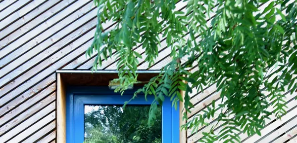 Die Schalung im Detail — Im Werk gefertigt, vor Ort montiert. Ein Fenster sitzt darin wie ein eingesetztes Stück.