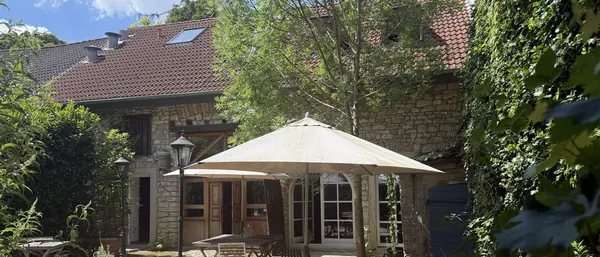 Der Hof zwischen den Häusern — Planung, Laden und Café teilen sich den Ort.